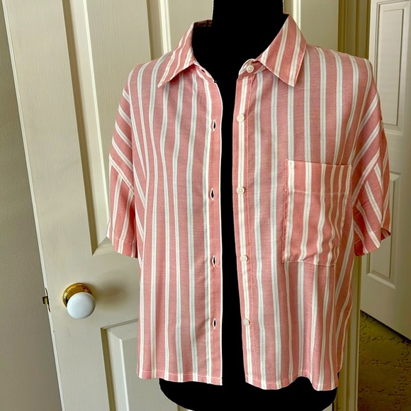 Love Tree Tops - Short blouse by Love Tree in size medium